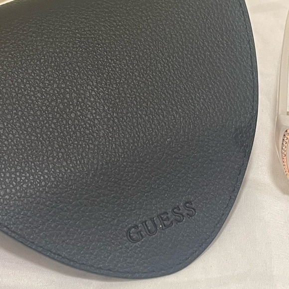 NWOT Guess White Sunglasses with gold Details , cleaning cloth and case - Picture 6 of 8